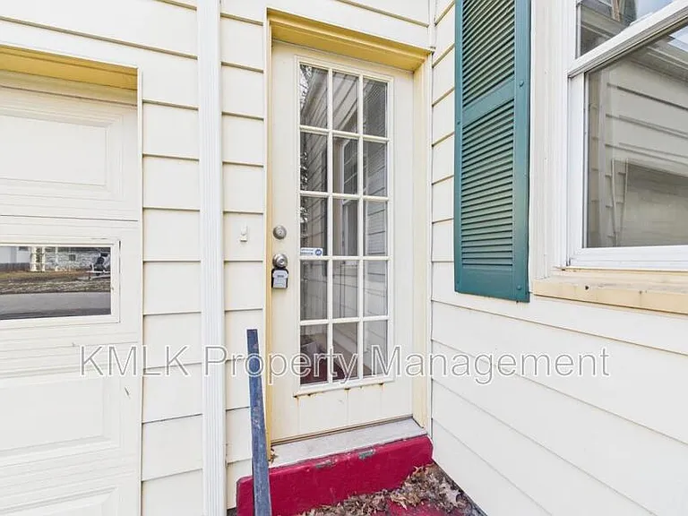 407 Washington St NE — Photo 5