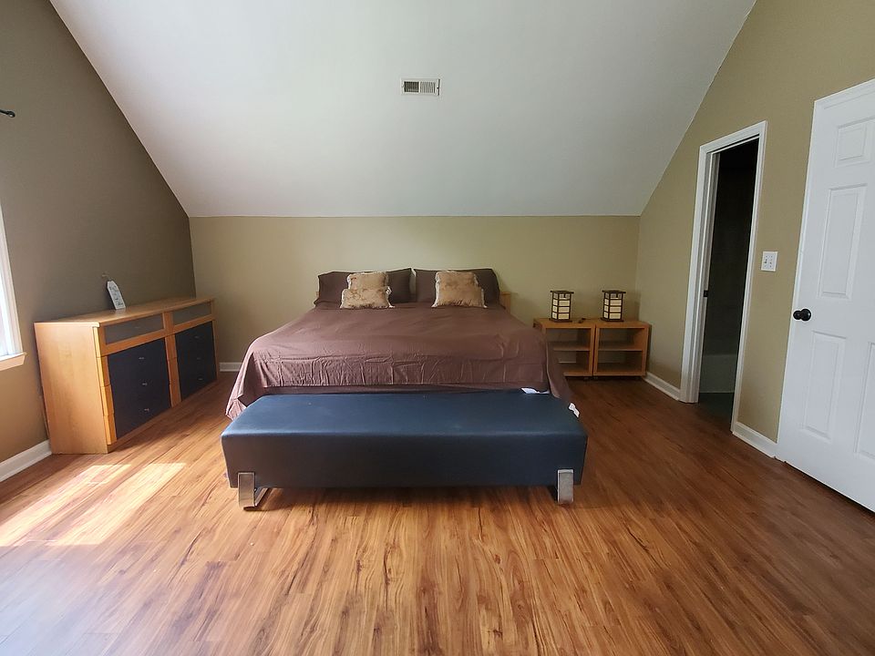 Vaulted ceilings, California king size bed