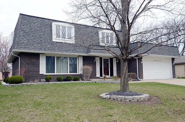 18W334 Holly Ave photo 1