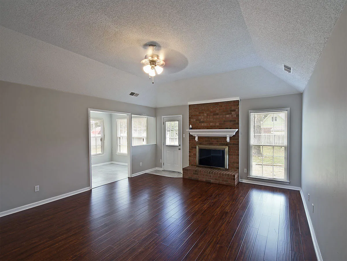 4 Bedroom with Bonus, 3 Bathrooms Near Hwy 64 and Rockcreek Pkwy — Photo 3