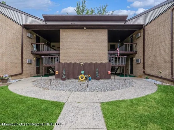 25 Meadow Green Circle #J, Manalapan, NJ 07726