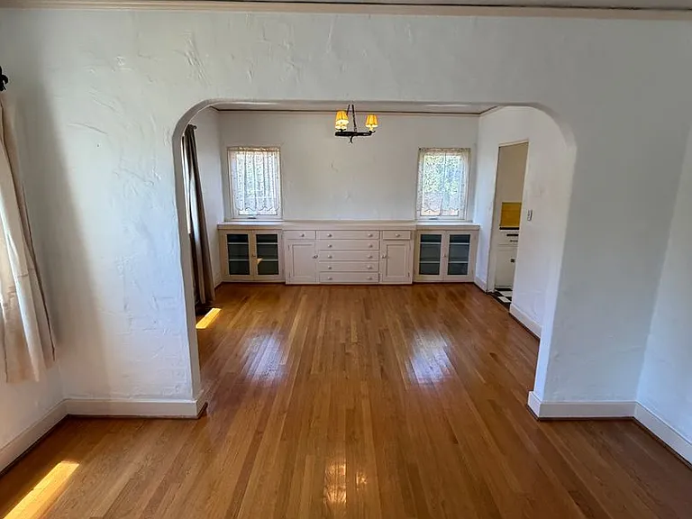 635 E Victoria St — Photo 6