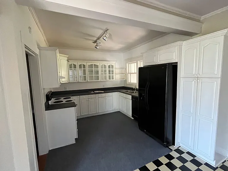 1511 N Main St — Photo 5