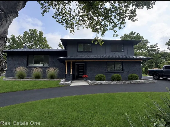 2911 Aldgate Dr, Bloomfield Hills, MI 48304