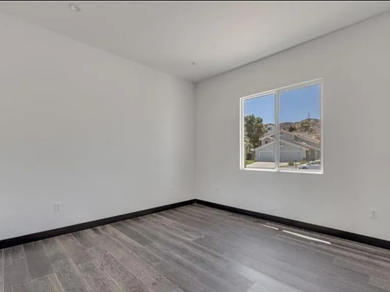 Manzanita Dr — Photo 5