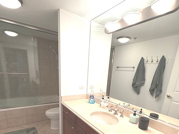 5th image of 25 E Superior St APT 606