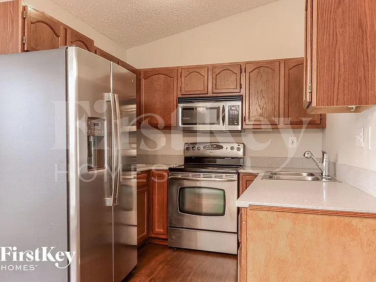 3114 Five Oaks Dr — Photo 5