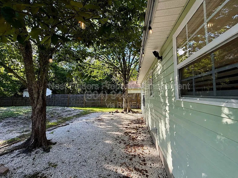 725 Alexander St — Photo 27