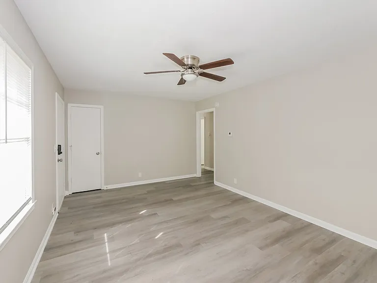 1007338_018_living_room_12970290.jpg