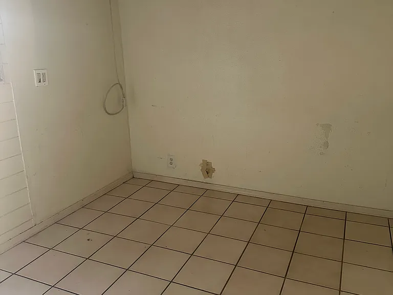 915 N San Joaquin St #8 — Photo 2