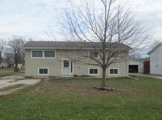 326 7th St, Colona, IL 61241