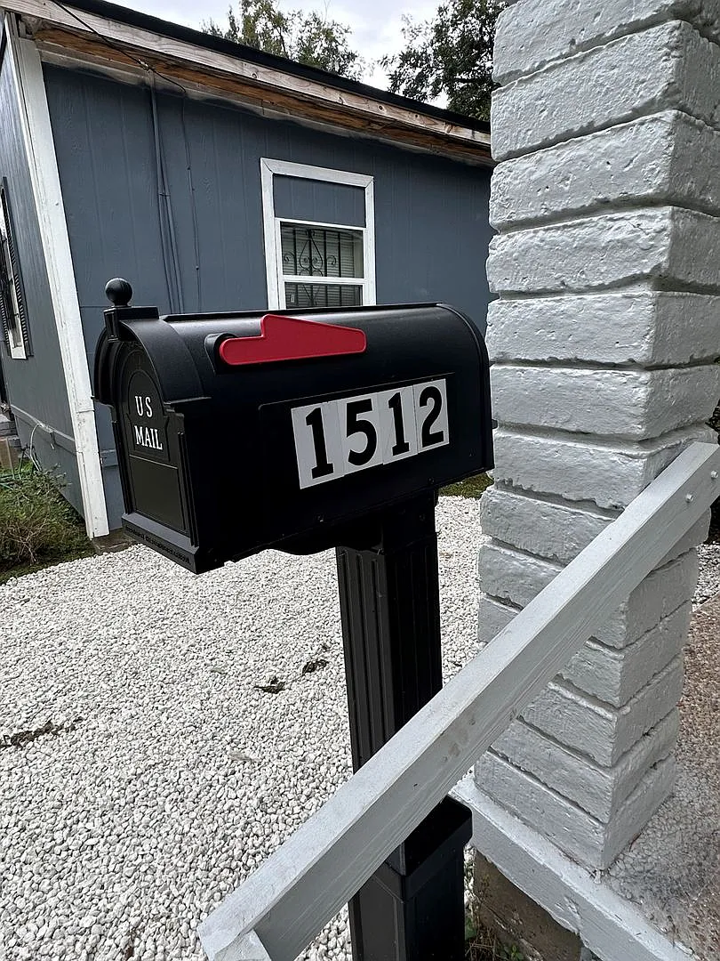 **Move in ready - 3/2 Renovated single family home — Photo 3