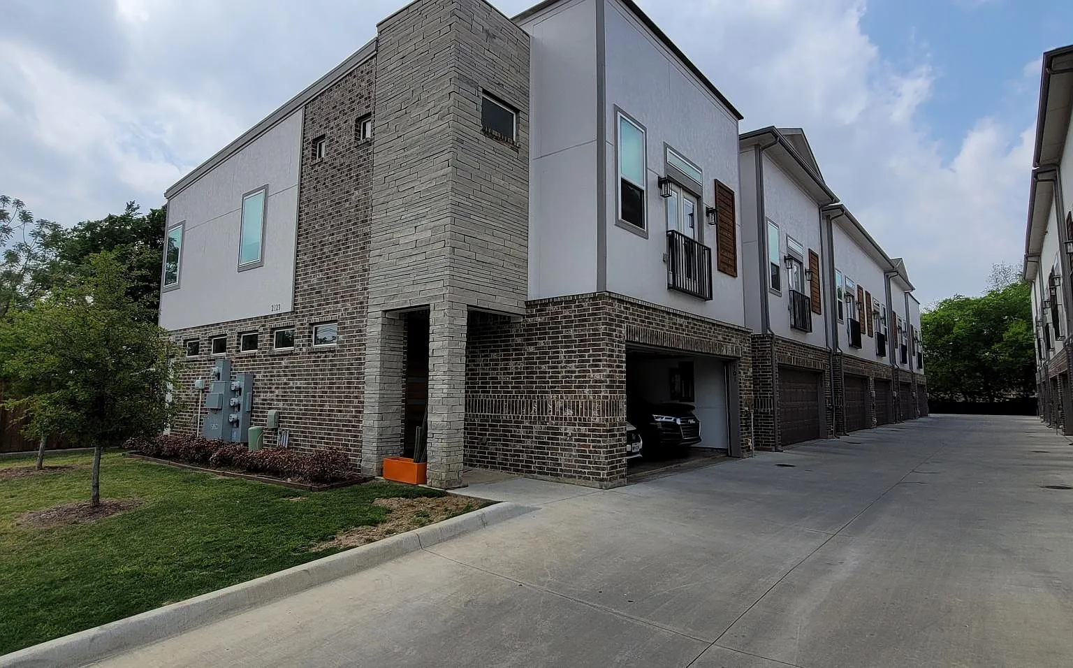 2129 Lovedale Ave — Photo 1