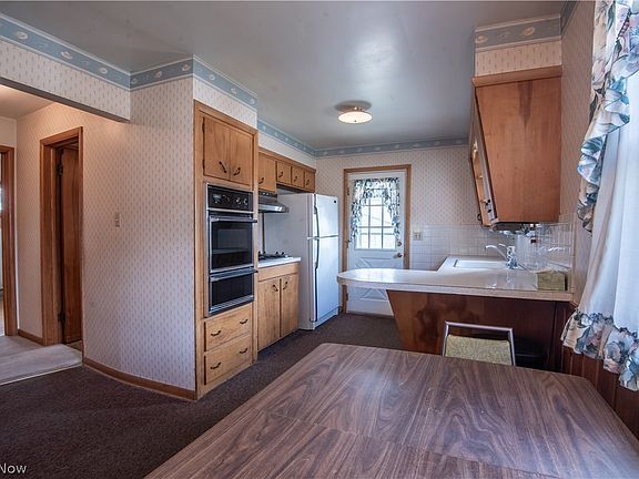 3rd image of 483 Hillman Rd