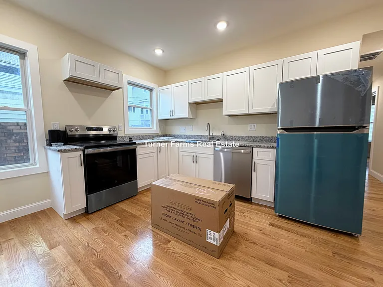 7 Lowell Cir #1R — Photo 16