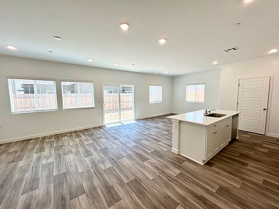 3rd image of 4456 Bellaire Ave