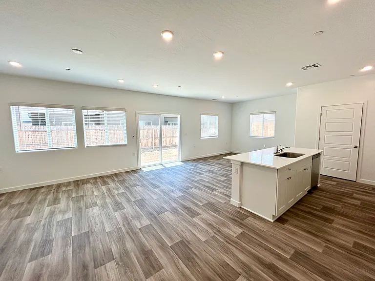 4456 Bellaire Ave — Photo 3
