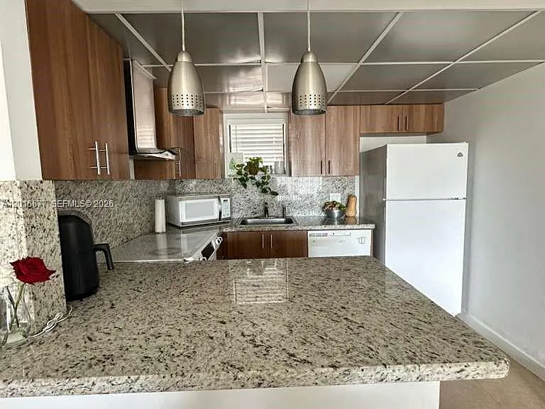 8290 Lake Dr #325 — Photo 2