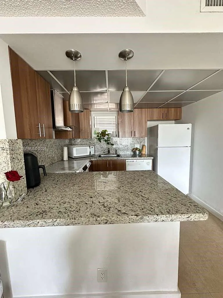 Building Photo - 8290 Lake Dr #325