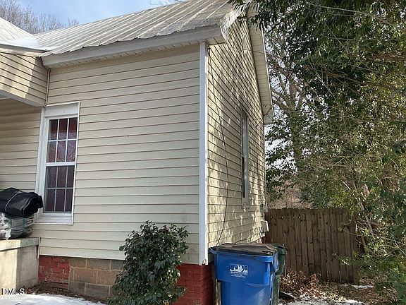 4th image of 627 Church St