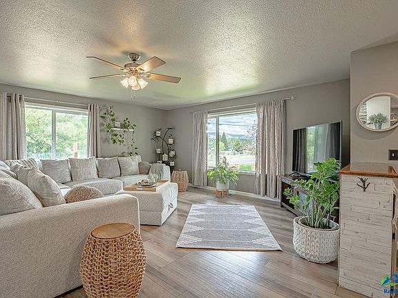 4th image of 4 Renae Dr