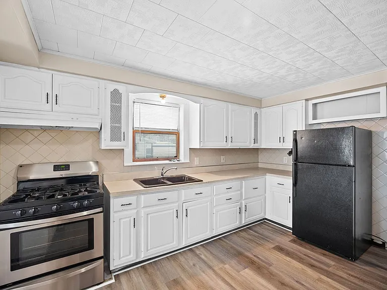 153 Henry St — Photo 4