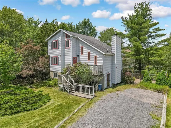 7693 Fawn Ln, Tobyhanna, PA 18466