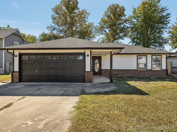 9442 E Cherrywood Dr, Claremore, OK 74019