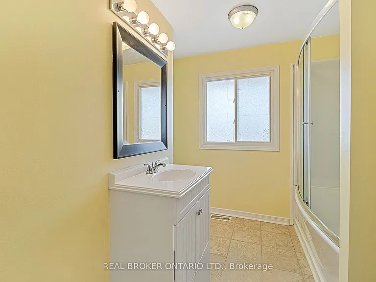 18 Julie Dr — Photo 15