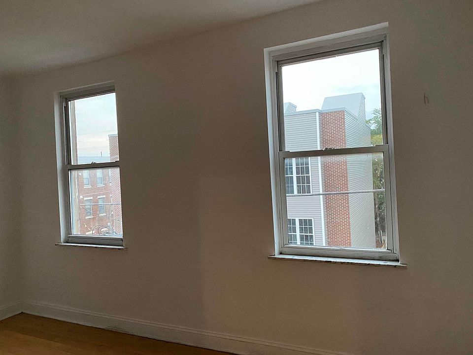 Specious living! Good for large family or students. Convenient location!