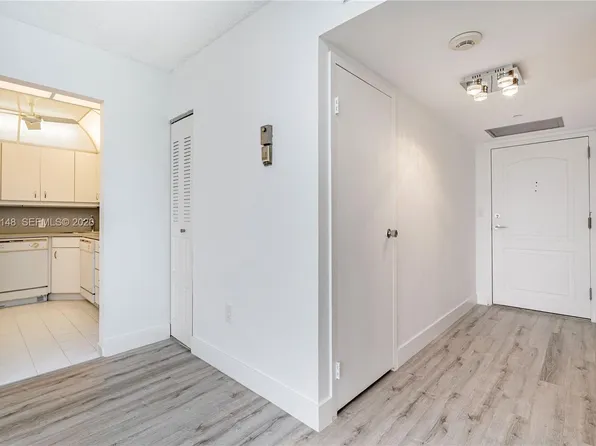 3625 N Country Club Dr APT 901, Aventura, FL 33180