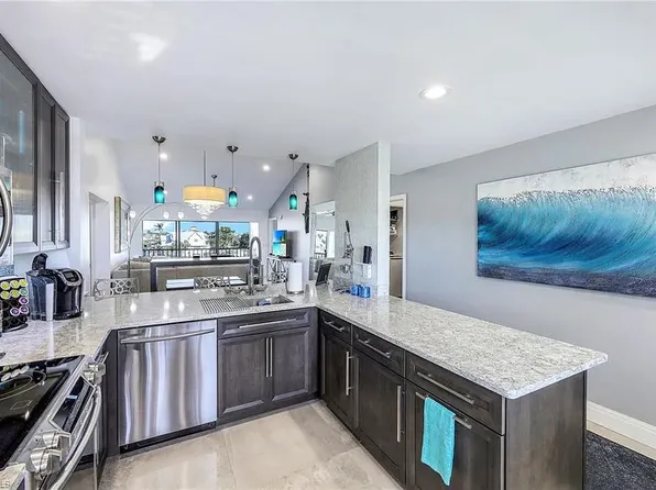 10684 Gulf Shore Dr APT 302, Naples, FL 34108