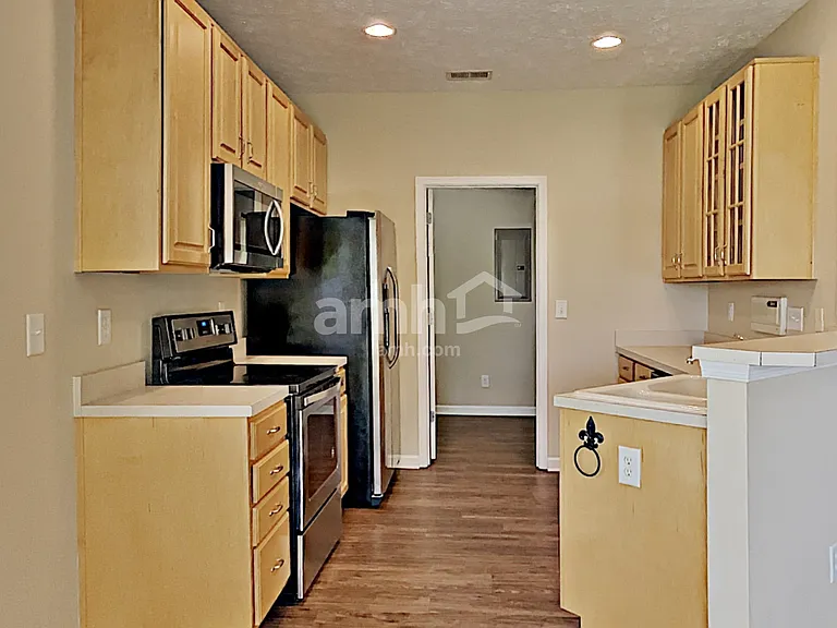 1001 Mallory Ln — Photo 4