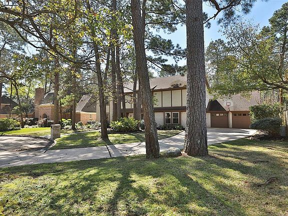 PRIVATE RESIDENCE AT THE END OF THE CUL DE SAC WITH WINDING DRIVEWAY FOR PLENTY OF PARKING