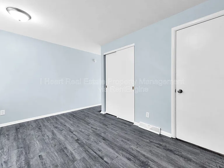 880 N Meadows Ct #J — Photo 3