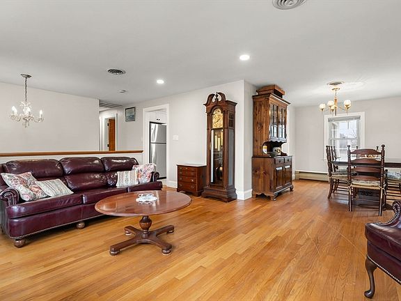 5th image of 174 Hillberg Ave