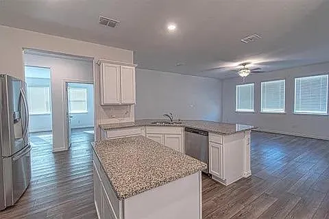 4 bed, 1998 sqft, $2,550 — Photo 4