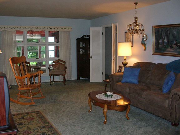 4th image of 6 Shawnee Dr