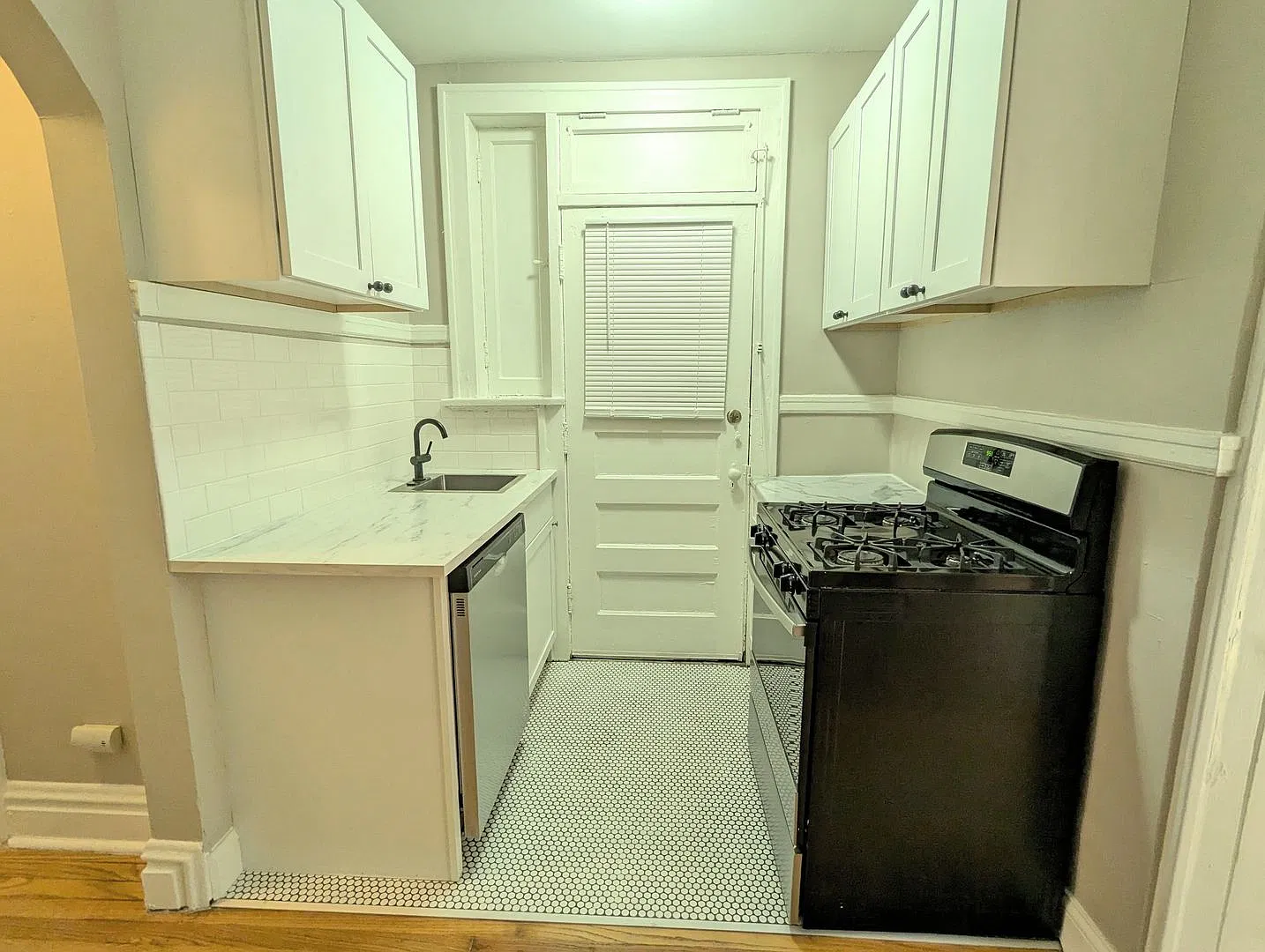 Freshly Updated Southampton 1 Bedroom — Photo 4
