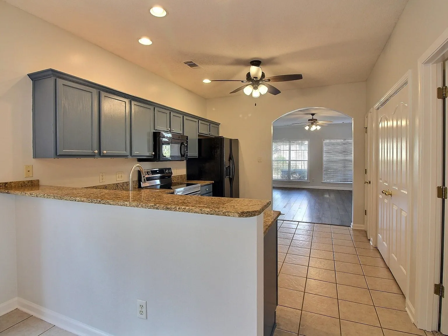 4 bed, 2.5 bath, 1888 sqft, $2,295 — Photo 4