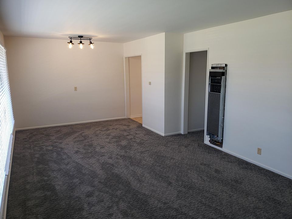 Living room (from front door)