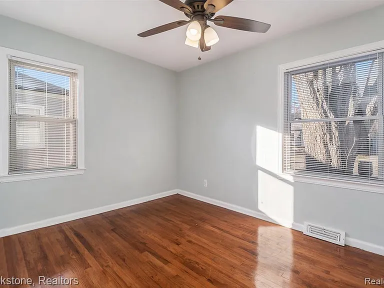1816 Dallas Ave — Photo 9