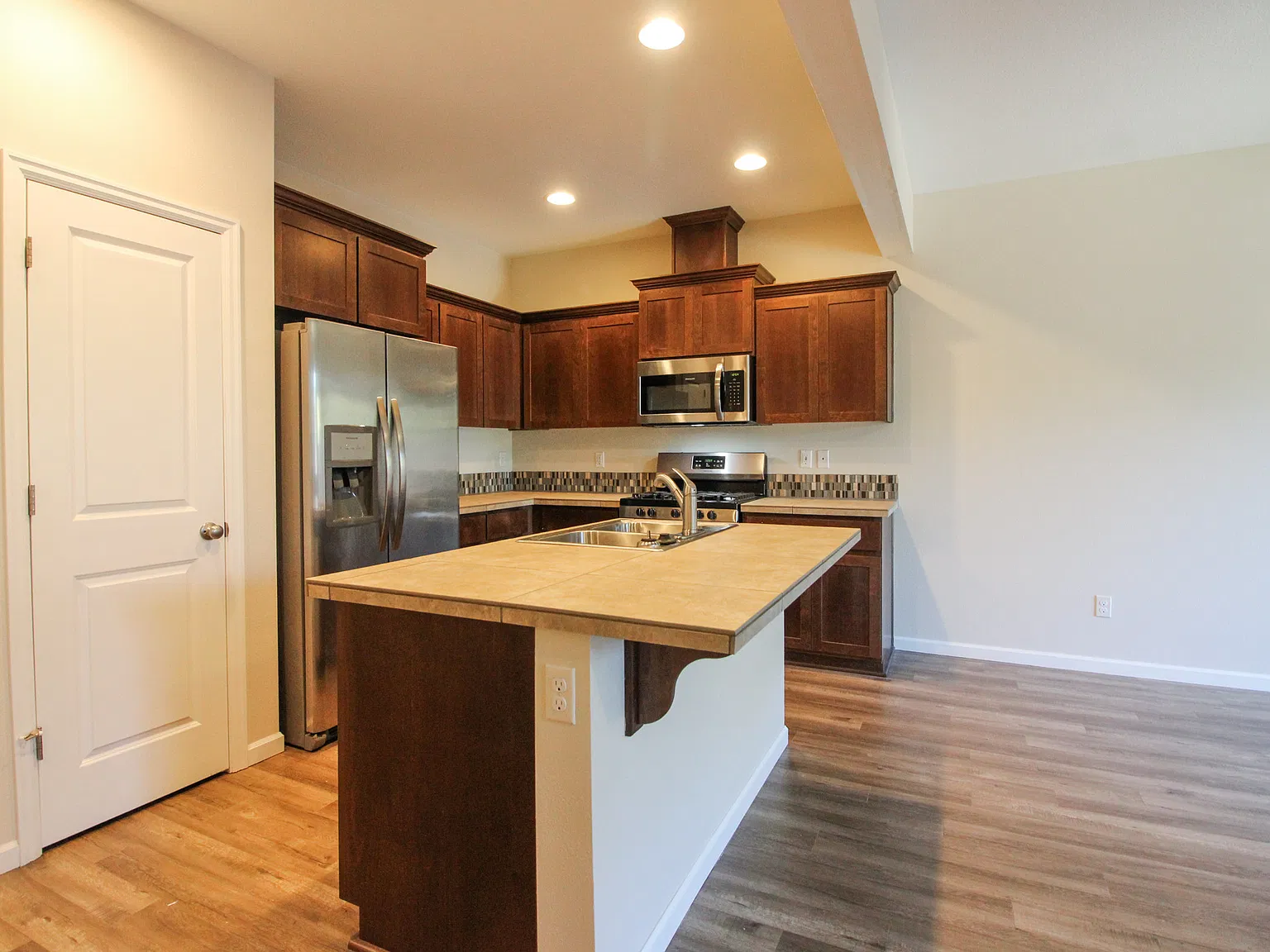 3 bed, 2.5 bath, 1527 sqft, $2,225 — Photo 4
