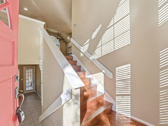 4th image of 56 Lakeridge Dr