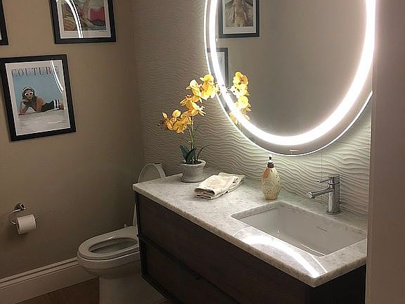 1/2 bath off sitting area