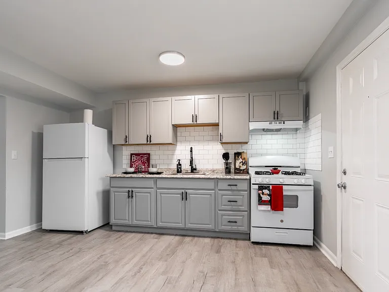 Carpenter Apartments — Photo 23