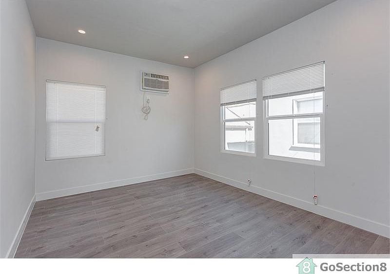 1st image of 2917 Leeward Ave #B