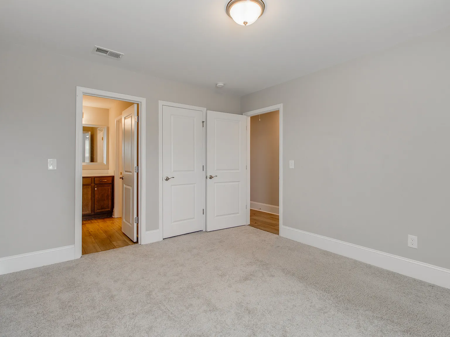 5 bed, 3658 sqft, $3,200 — Photo 3