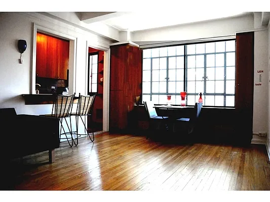 Sold by Aclawrence | media 15