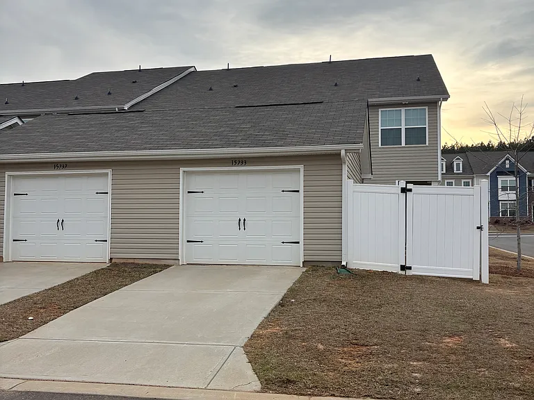 15733 Country House St — Photo 45